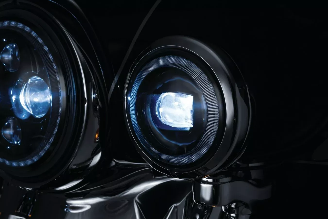 Kuryakyn 2466 Orbit Vision 4-1/2″ LED Passing Lamps White Halo Harley Indian