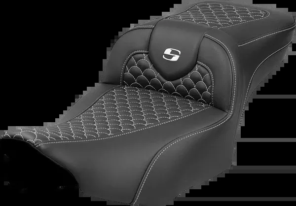 Saddlemen Roadsofa™ Extended Reach Seat – Dragon Scale Stitch – White Stitch – W/O Backrest – FLT/FLH ’23-’24